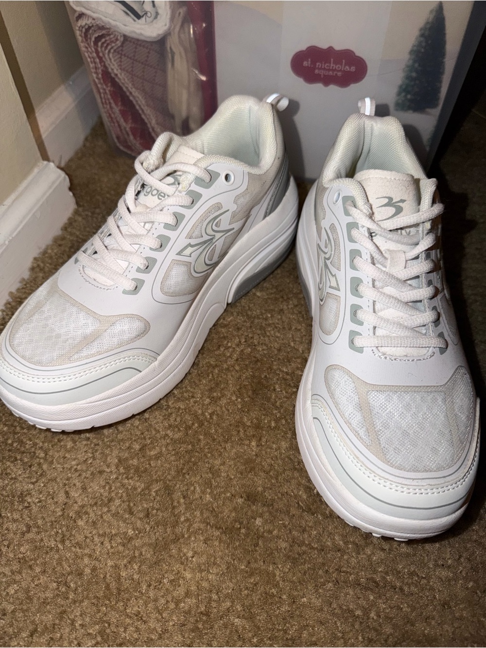Gfefy Lightweight White Women's Athletic Sneakers